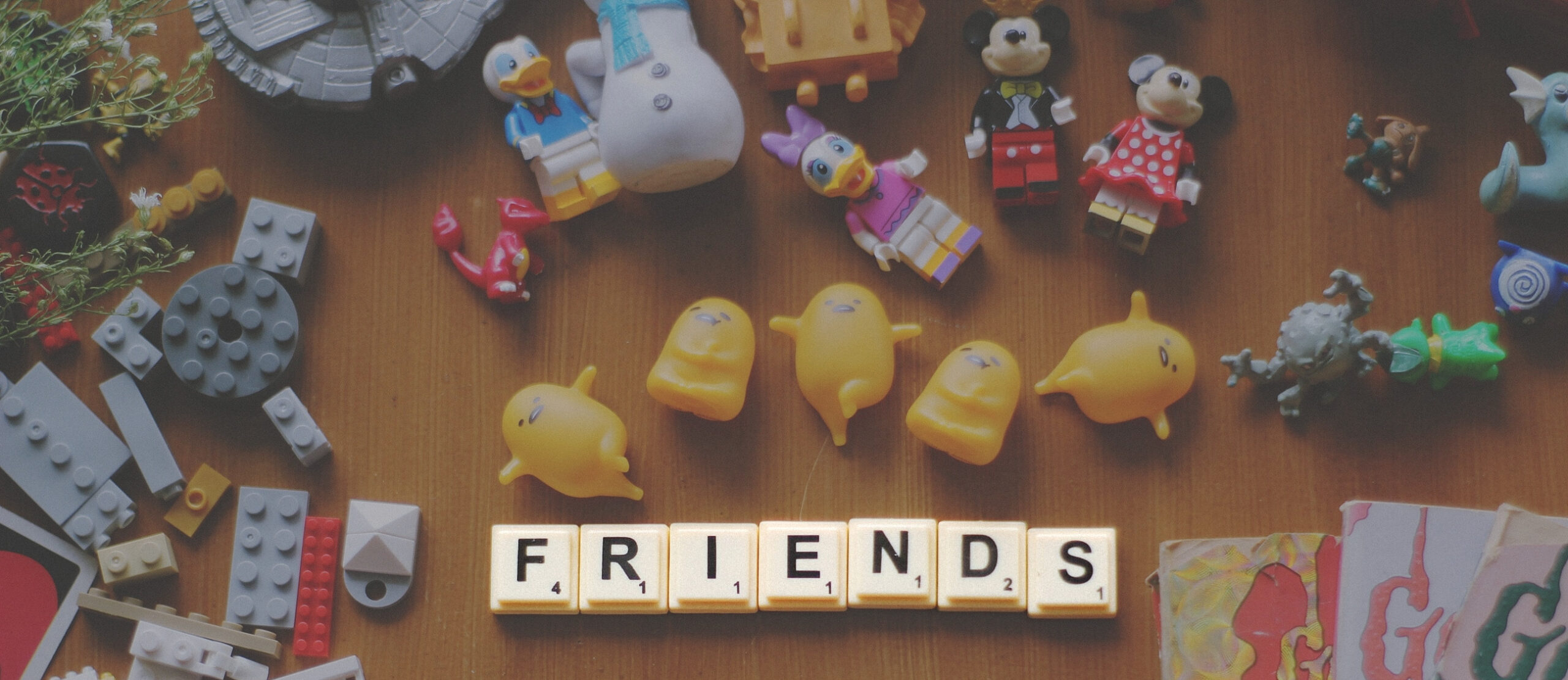 Bakgrundsbild med ordet friends skrivet med alfapedbrickor
